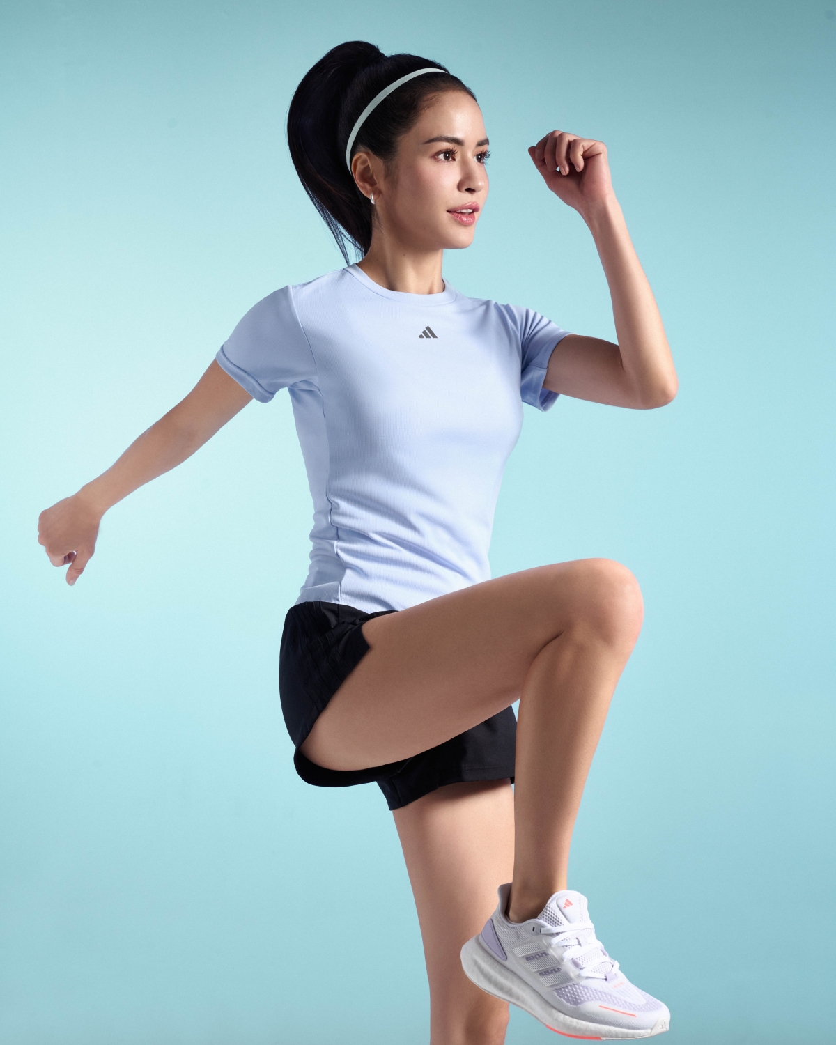 雷艾美穿著的adidas 二合一運動短褲搭載AEROREADY 科技面料，加上網布拼接設計讓透氣度大幅升級，激烈運動仍能保持乾爽。adidas PUREBOOST H.RDY，NT3,990