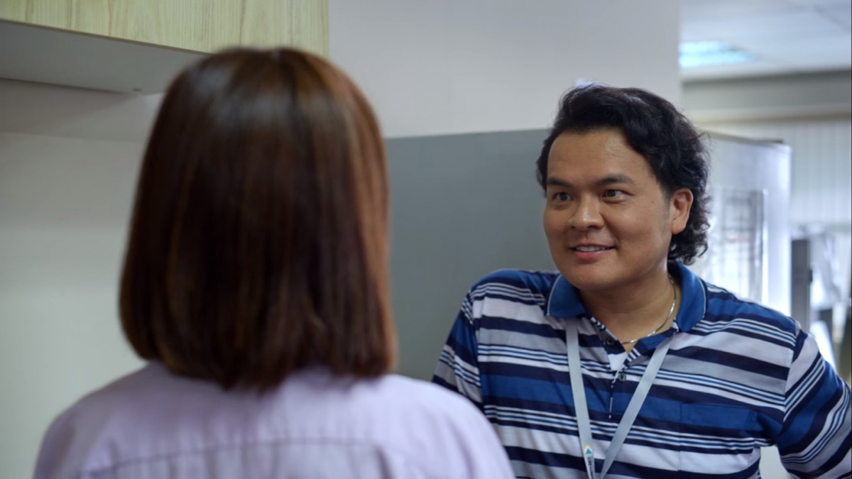 簡哥在《人選之人—造浪者》慣性對女員工性騷擾，相當可惡。