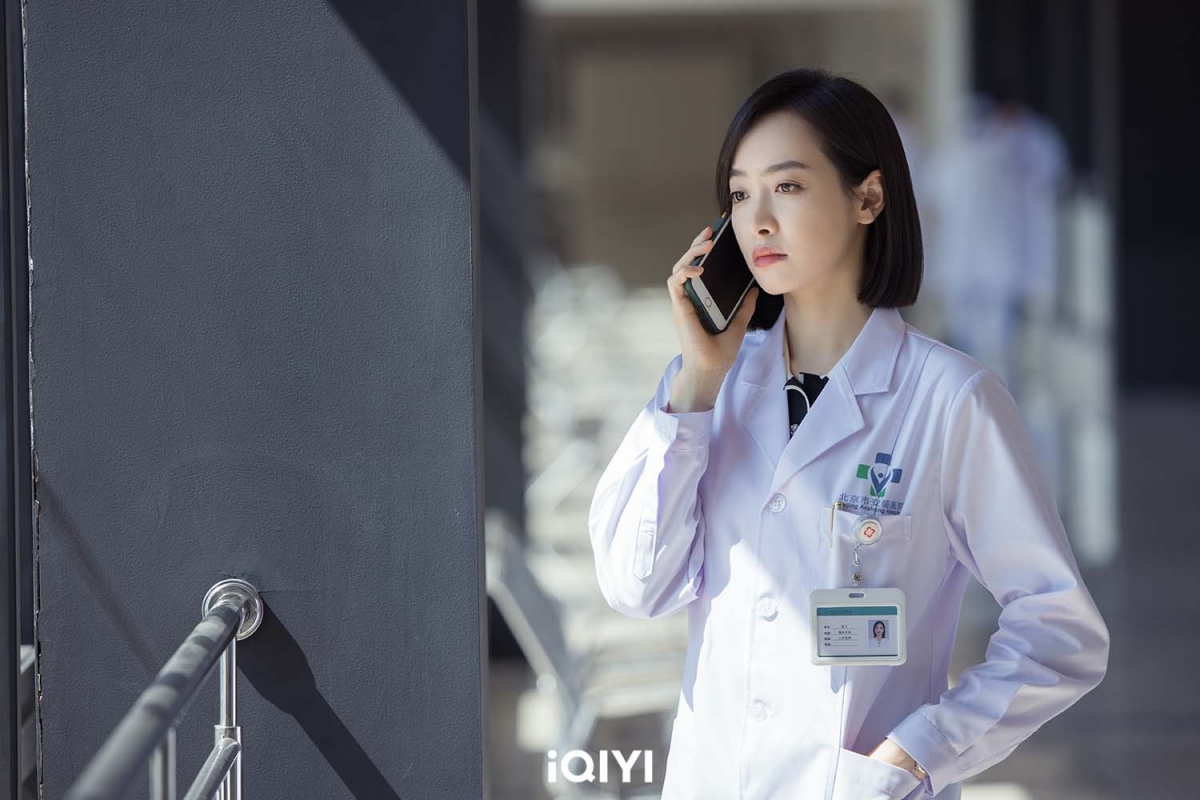 宋茜飾演整形外科女醫師「南飛」。