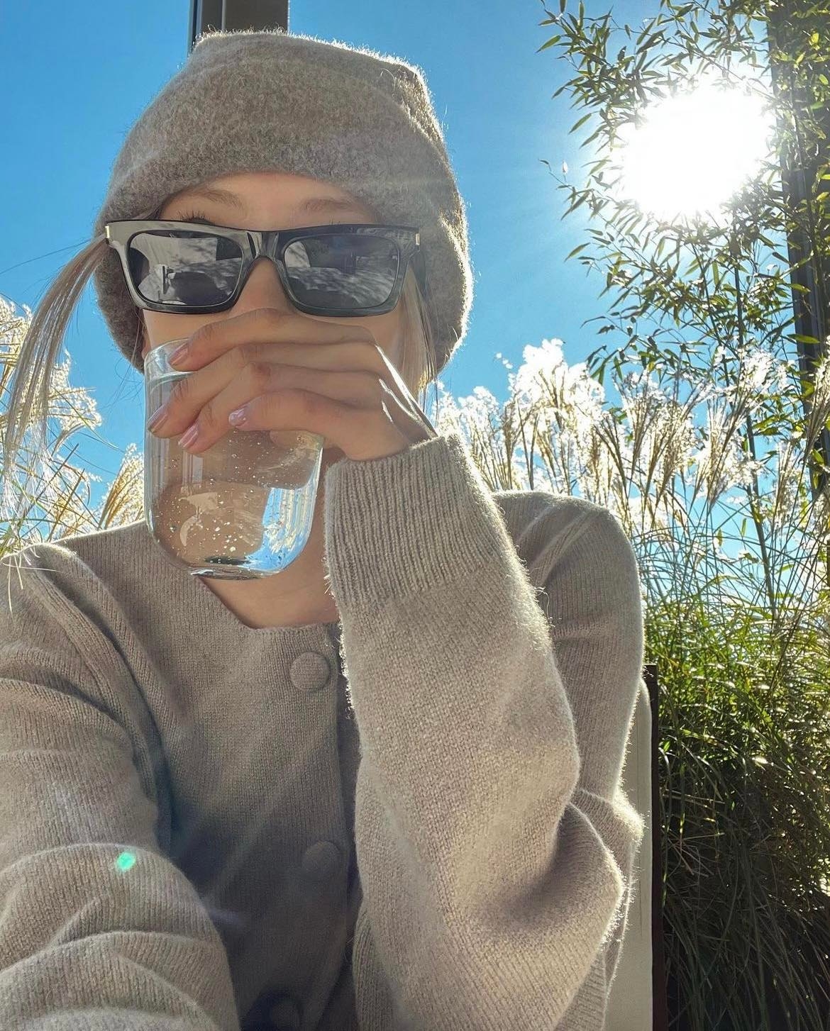 BLACKPINK Rosé 身穿灰色開襟衫。