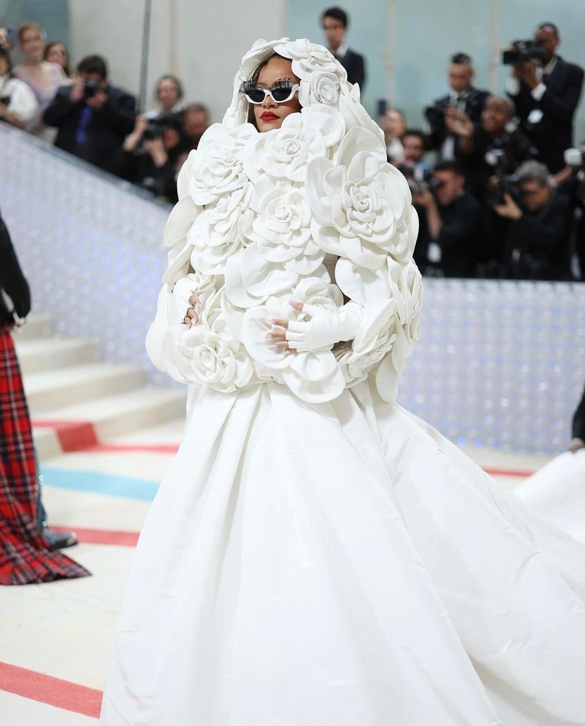 蕾哈娜身穿 Valentino 訂製款。