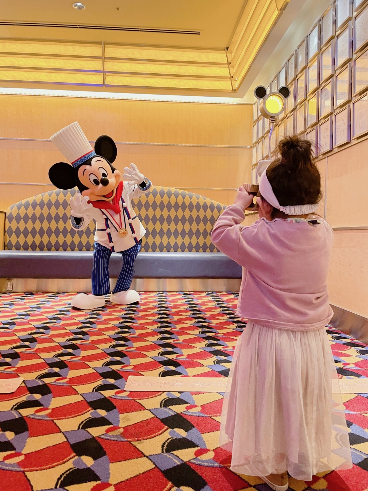 女孩去迪士尼玩時跟米奇保持社交距離