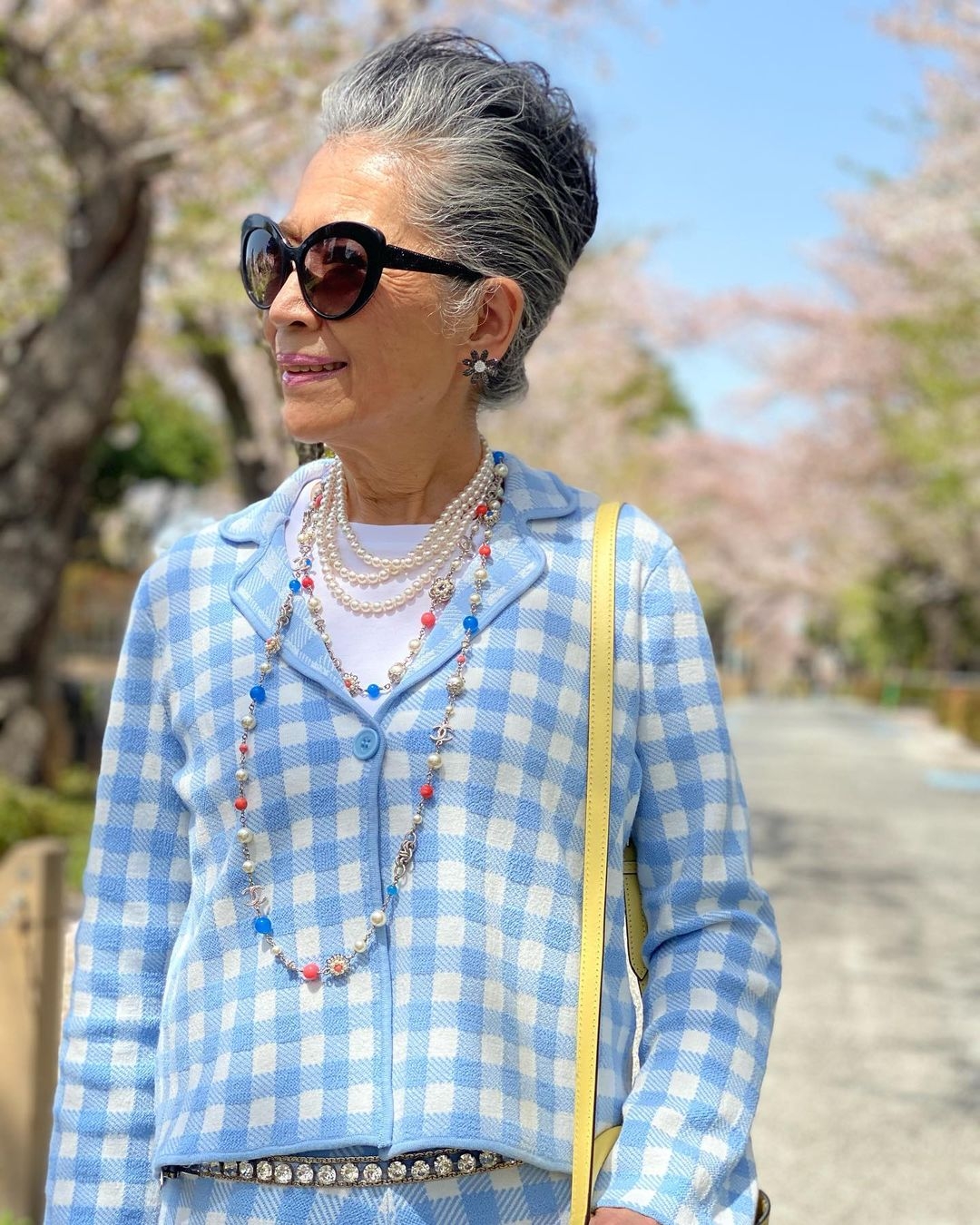 內藤朝美會運用項鍊疊帶、頸鍊點綴、大型戒指交替配戴