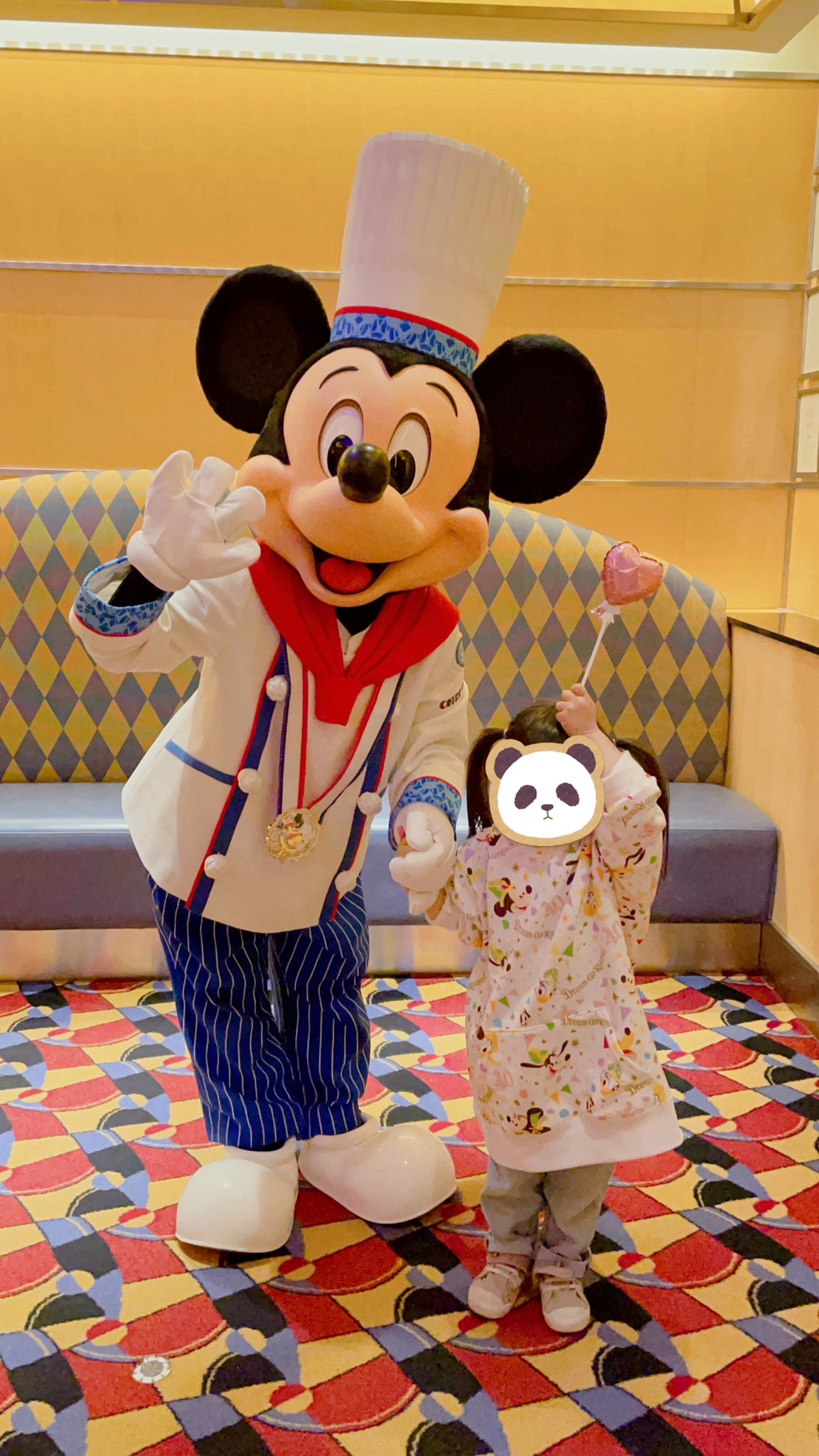 女孩與米奇合影