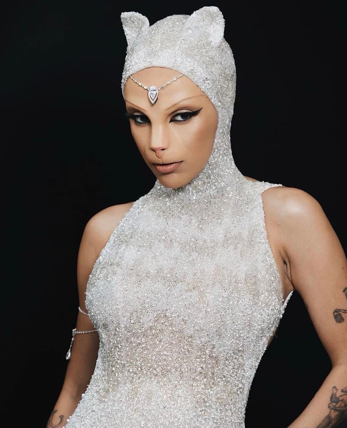 Doja Cat 變成了老佛爺愛貓 Choupette！為了表現出貓咪的真實感，還搭配貓咪的面部輪廓以及修出爪子般的指甲。