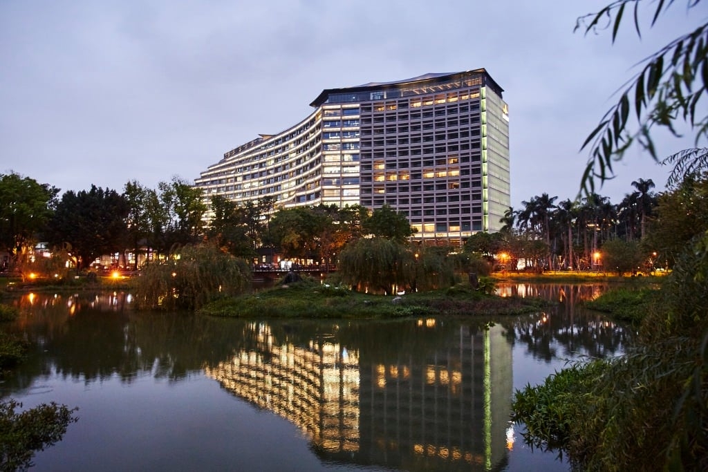 誠品松菸店湖光風景令人著迷。