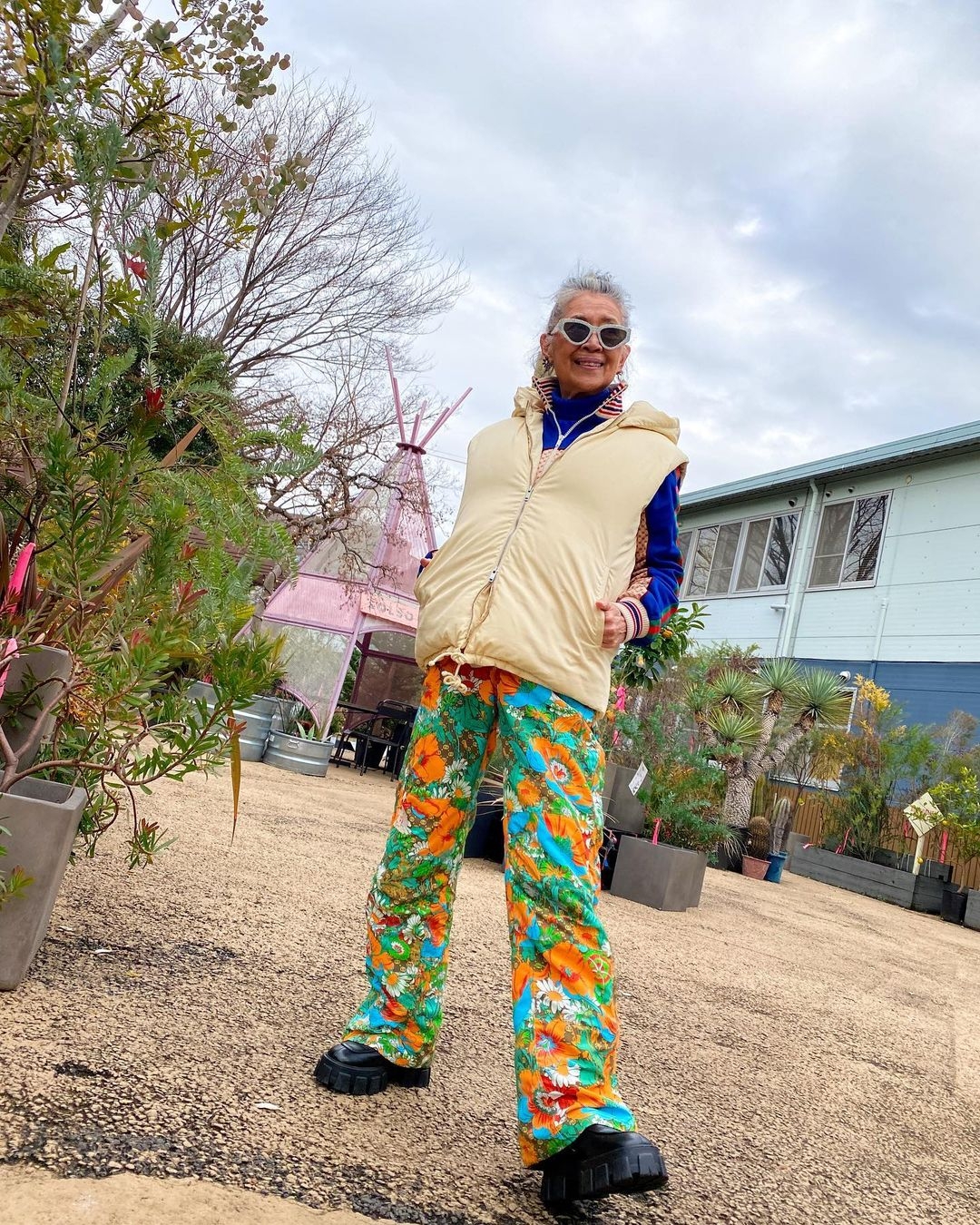 從內藤朝美的IG中可以看到,她的穿搭大多以鮮豔色調為主