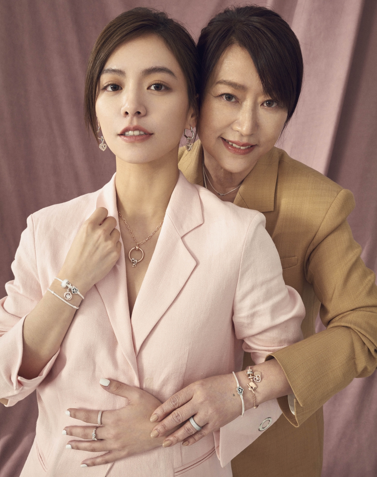 Pandora 邀請宋芸樺和媽媽同框,為2023年母親節系列拍攝形象照。
