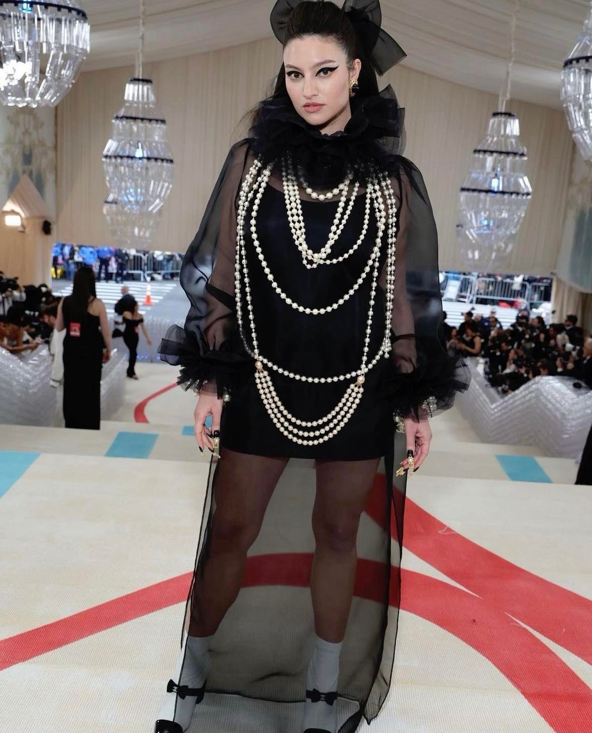 Isabelle Boemeke 在Met Gala紅毯造型掛上由Karl Lagerfeld 為 1995 Chanel 春夏設計的一款繁複的珍珠項鍊。