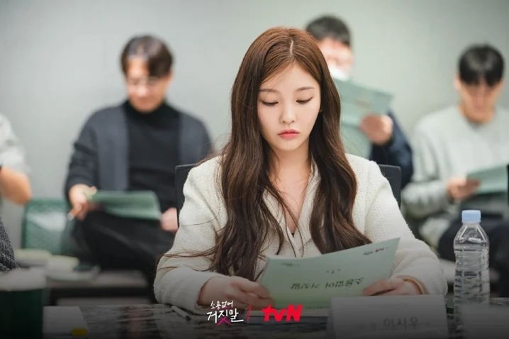 李詩宇則飾演被稱為「天生藝人、國民妹妹」的頂級Solo歌手「夏溫」