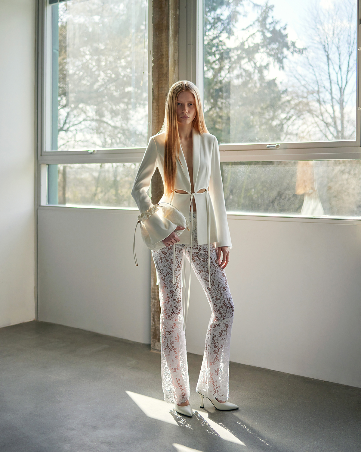 純白色系為核心概念,結合串珠、金蔥、厚底等元素,打造出充滿低調精緻設計感的婚鞋