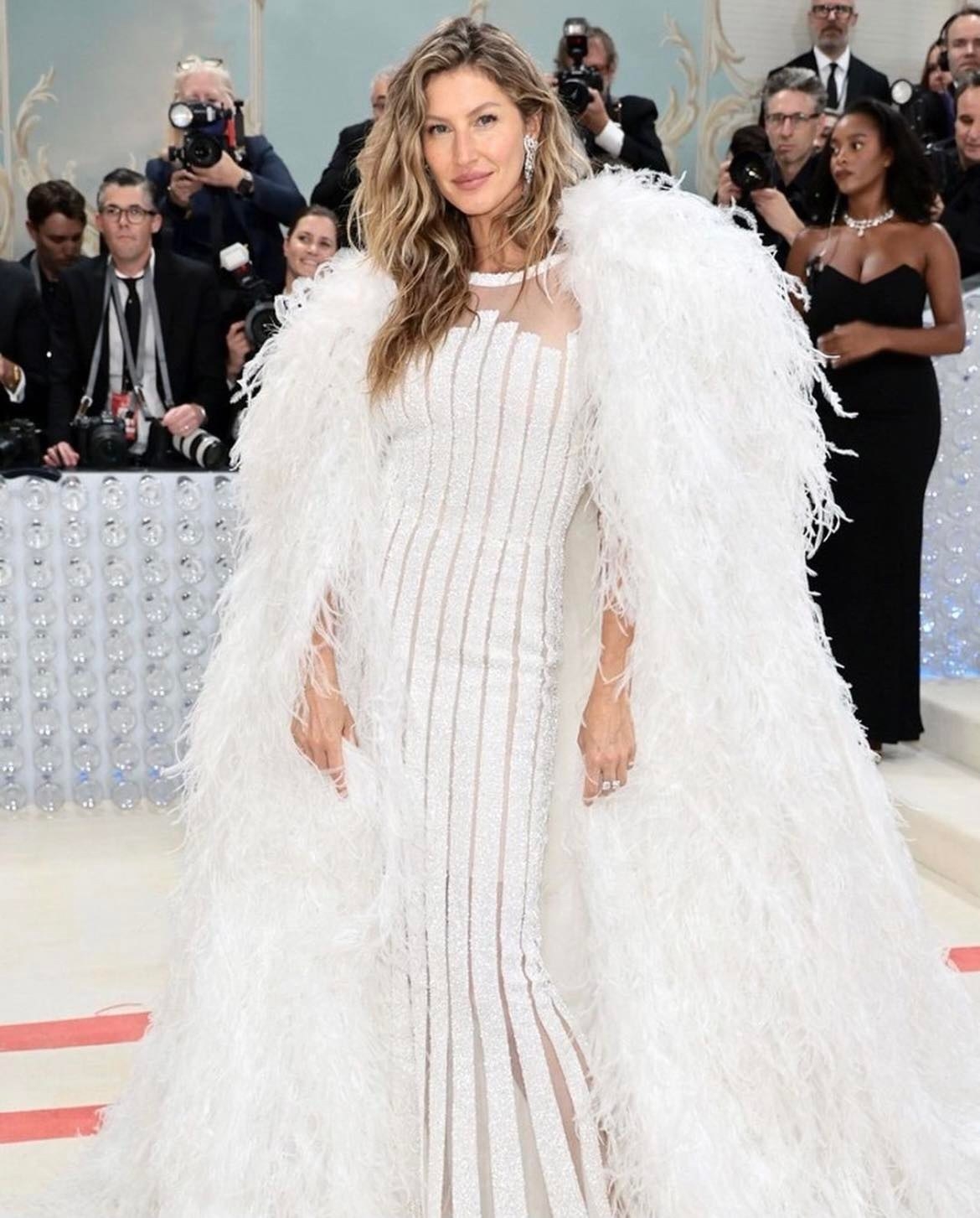 吉賽兒邦臣身穿白色絲綢薄紗亮片禮服驚艷全場，一套 Karl Lagerfeld 2007 年Chanel春夏系列的婚紗造型。