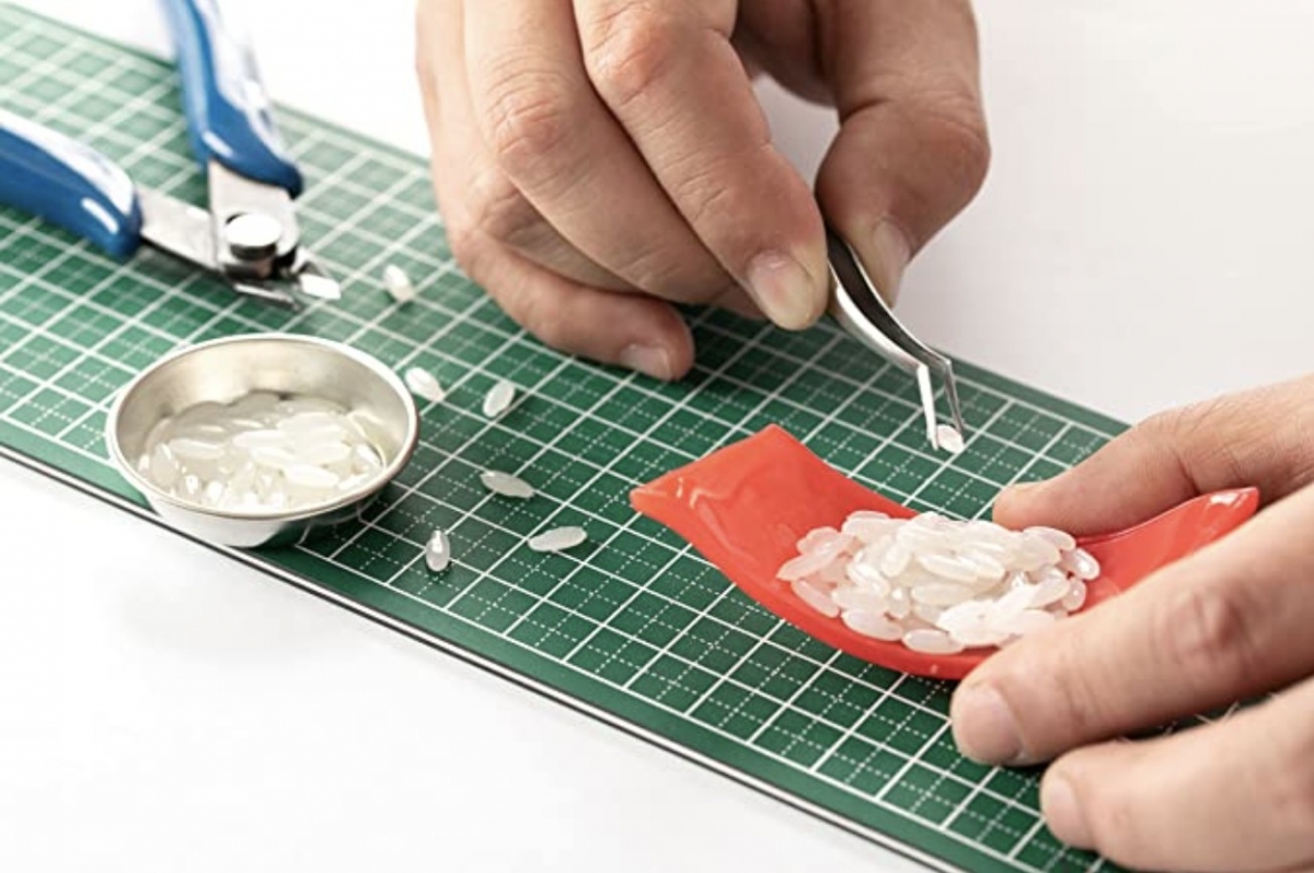 組裝過程需用鑷子一一捏起飯粒