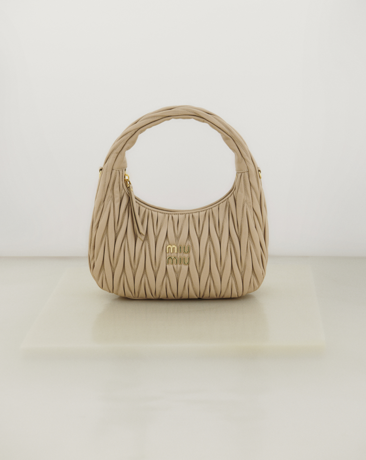 Miu Miu Wander Matelassé納帕軟皮半月形包款$83,000