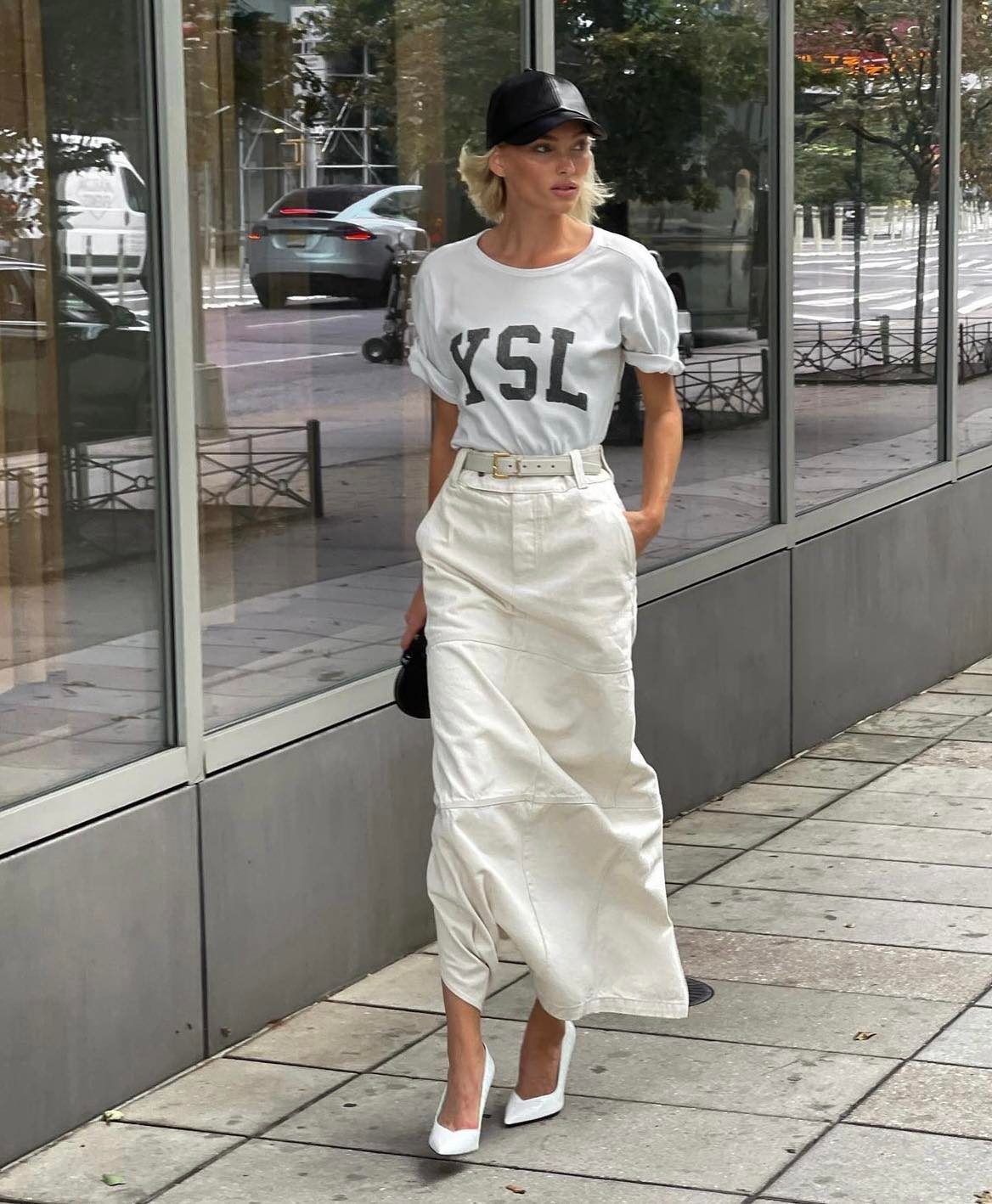 超模Elsa Hosk身穿白色修身牛仔長裙。