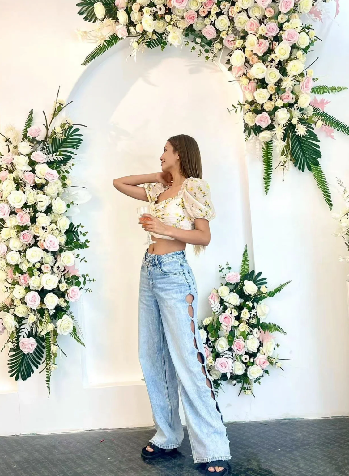 有網友認為問題在於破洞牛仔褲，意味漏財