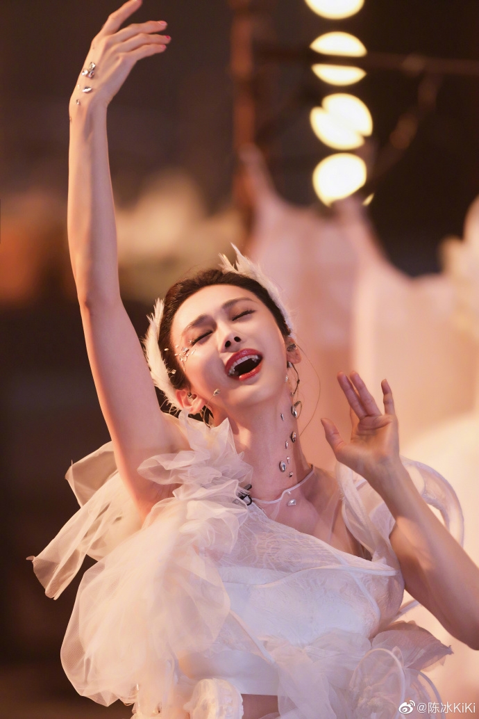 陳冰在《乘風2023》近期比賽化身芭蕾女伶。