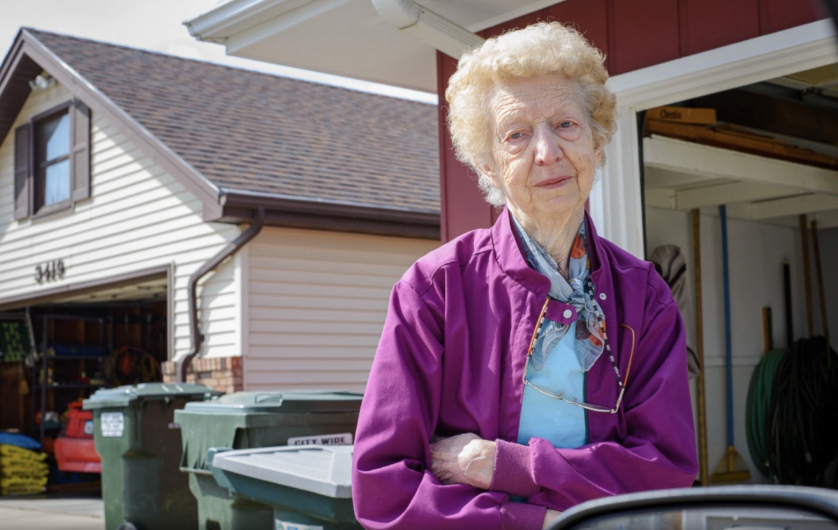 Deanna的父親在過完91歲生日隔幾天因病去世,此後的照片只剩媽媽一人(2013年3月)