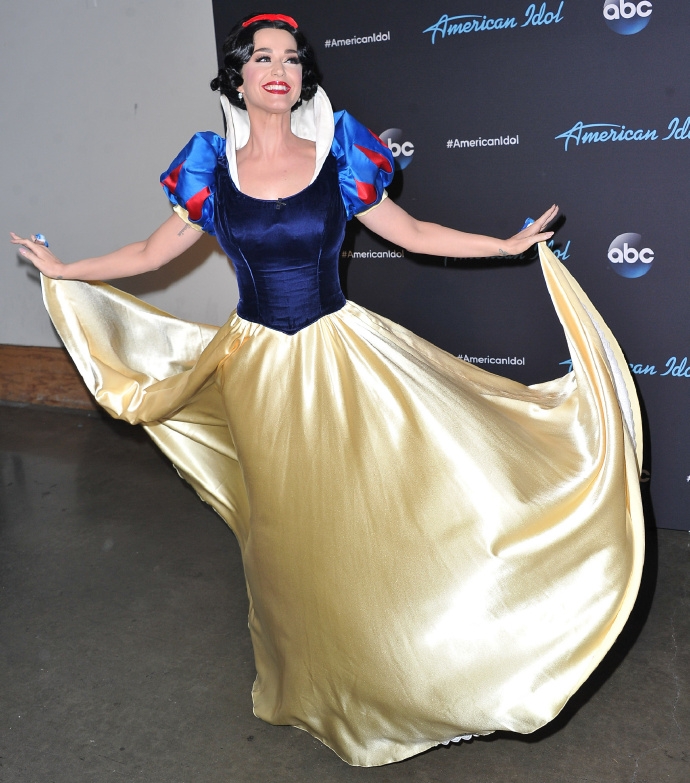 Katy Perry被粉絲笑稱氣場強到更像是壞皇后