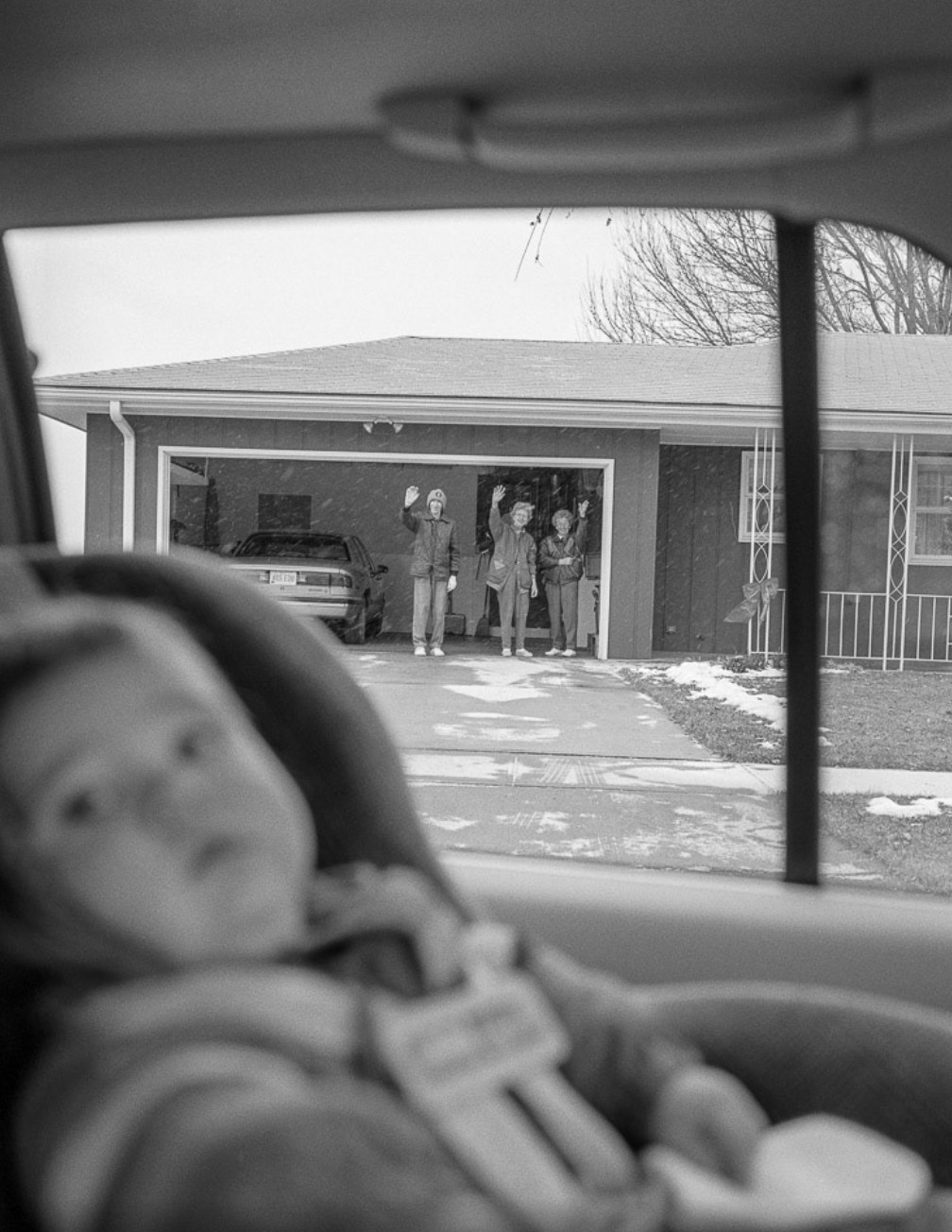 車窗內多了個坐在嬰兒車的孩子(1997年12月)