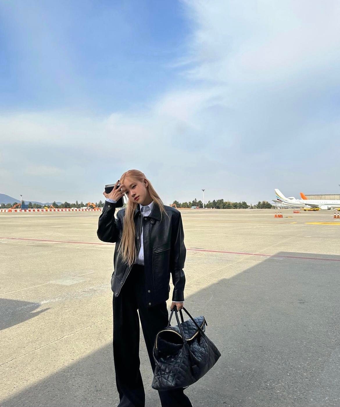 BLACKPINK Rosé 手提Saint Laurent ES GIANT絎縫皮革旅行袋 2023秋冬系列。