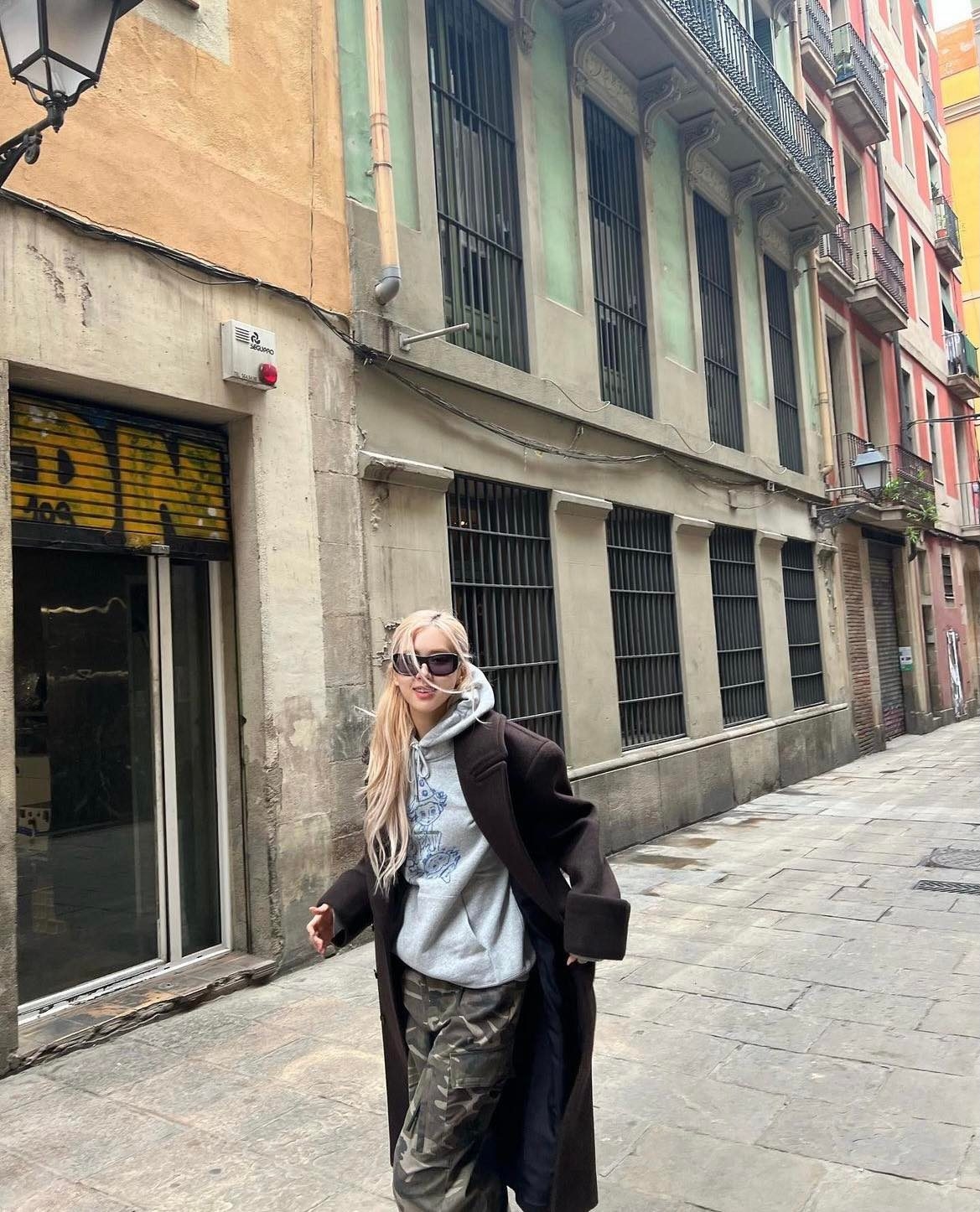 BLACKPINK Rosé 出遊混搭街頭X高級感。