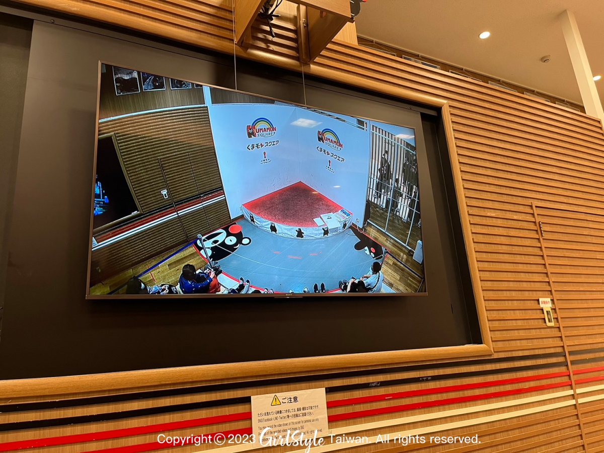 如果沒能抽到表演券,只能在辦公室外看電視轉播