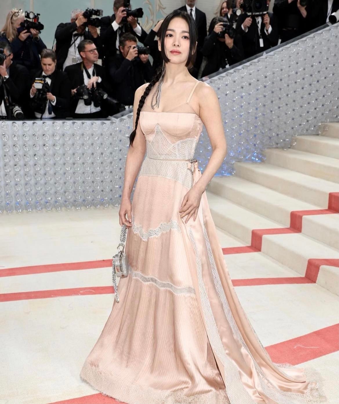 宋慧喬以 Fendi 裸粉色春夏高級訂製禮服出席MET GALA盛會。