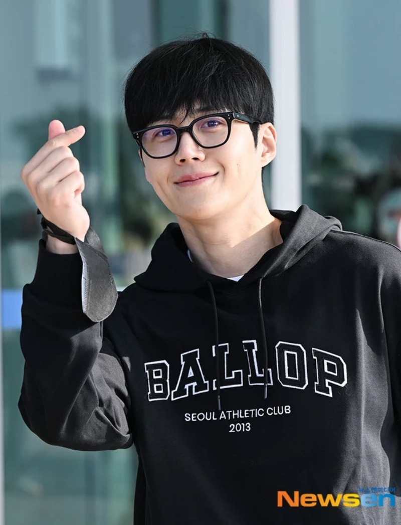 金宣虎比出手指愛心與大家打招呼