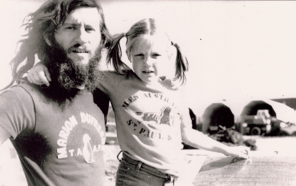 童年Suzanne Heywood與父親的合照