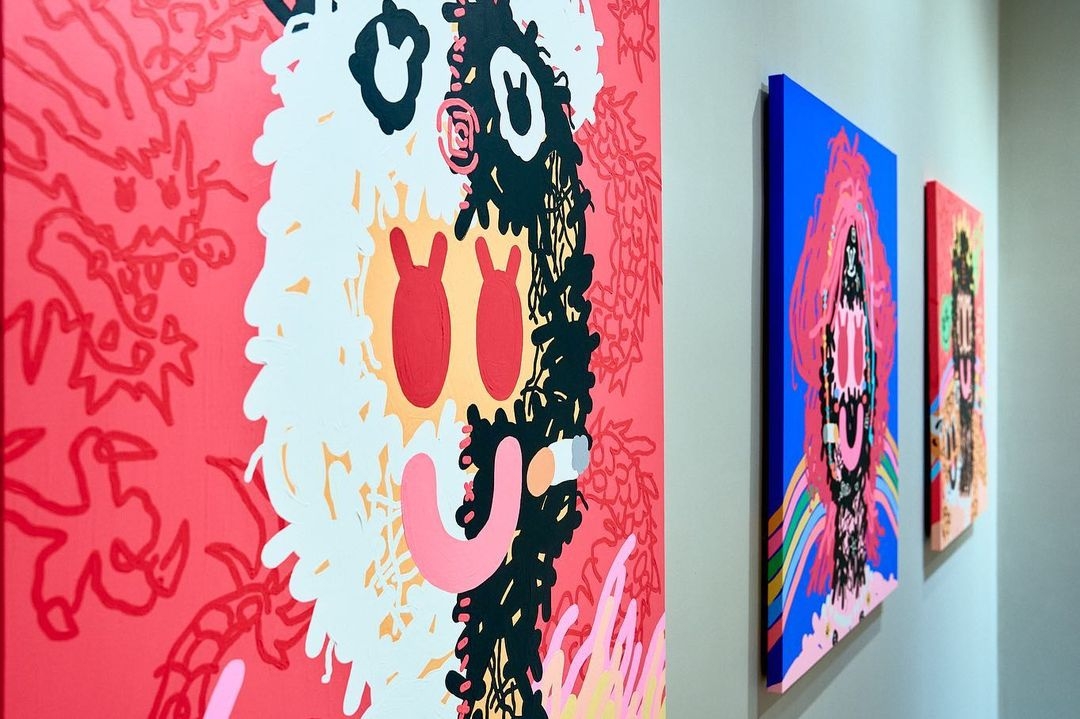 《IN FLAMES》充滿繽紛高飽和的顏色、奔放而強烈的線條