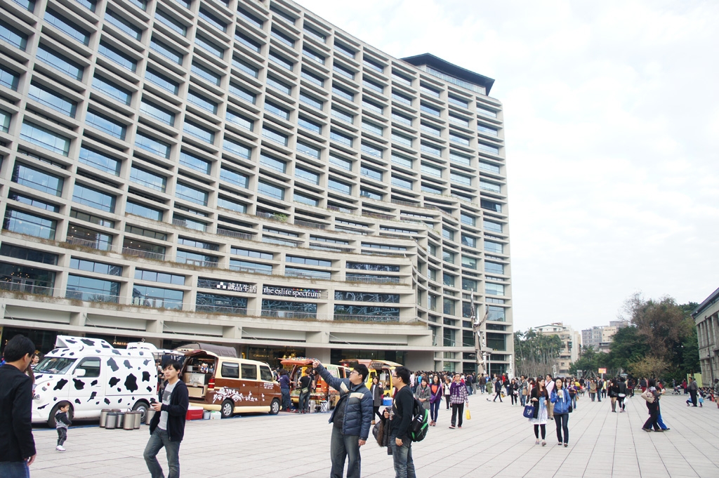 誠品信義店每到假日總是人潮滿滿。