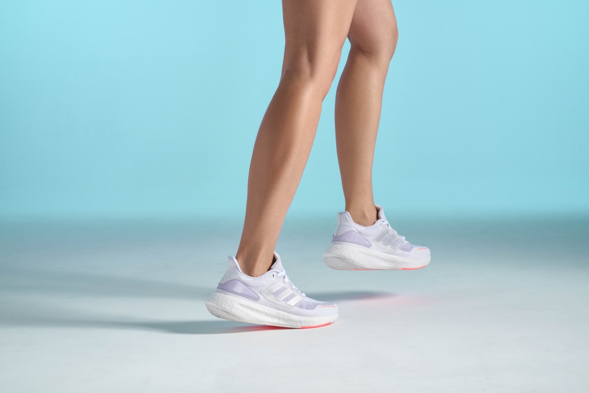 PUREBOOST 22 H.RDY運動鞋款，搭載夏季專屬的HEAT.RDY透氣科技，在針織鞋面中加入透氣結構，打擊夏季悶熱