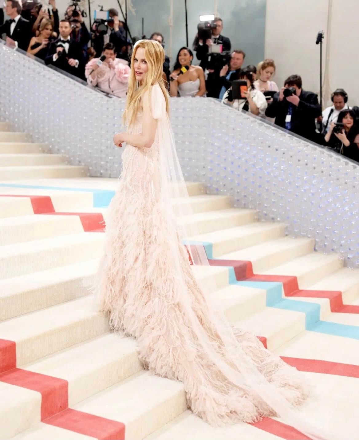 妮可基嫚在今年 Met Gala 重新穿上了她在 2004 年 Chanel No.5 時尚電影廣告中的粉紅色羽毛Chanel 禮服。