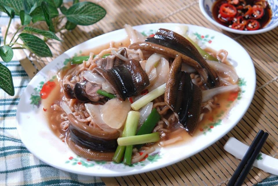 「城邊真味炒鱔魚專家」鱔魚意麵中的魚片大塊厚實,光看就讓人口水直流。