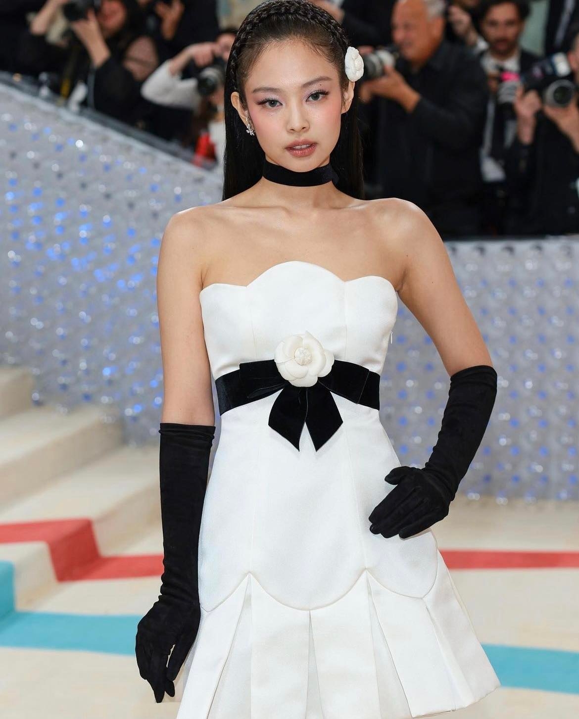 Jennie 穿上 Chanel 1990 秋冬系列 164 造型的白色山茶花裝飾短洋裝。