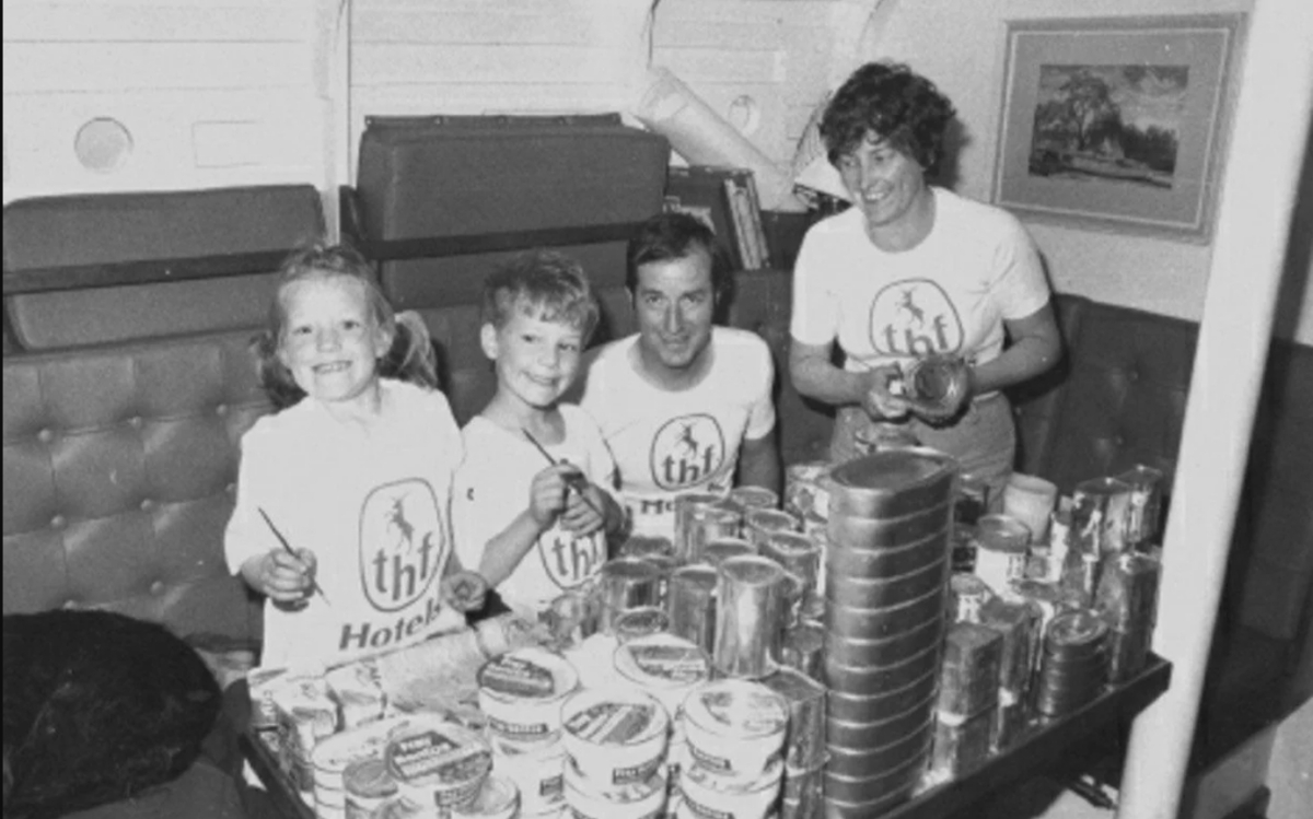 Suzanne Heywood一家人在船上與備品合照