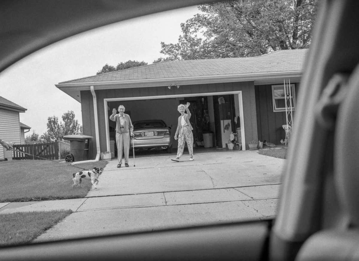 父母從行動自如地揮手,到手拿拐杖地站著。(2009年8月)