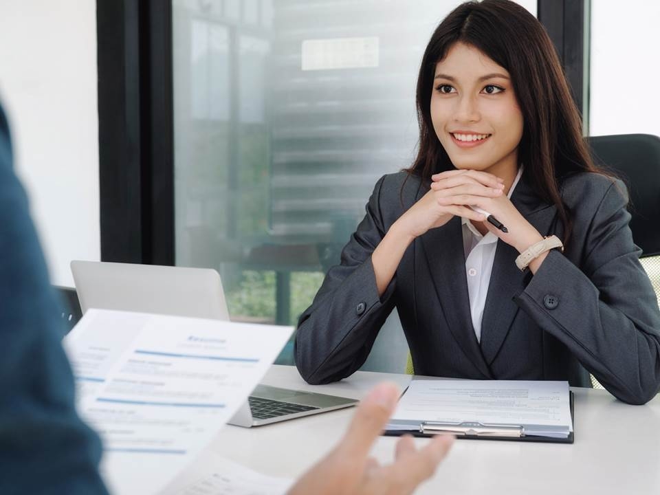 面試官認為求職者與「接待員」的互動態度不甚理想，所以可能不適合公司