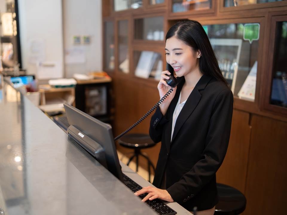 該名求職者只是不尊重接待員這個職位罷了。