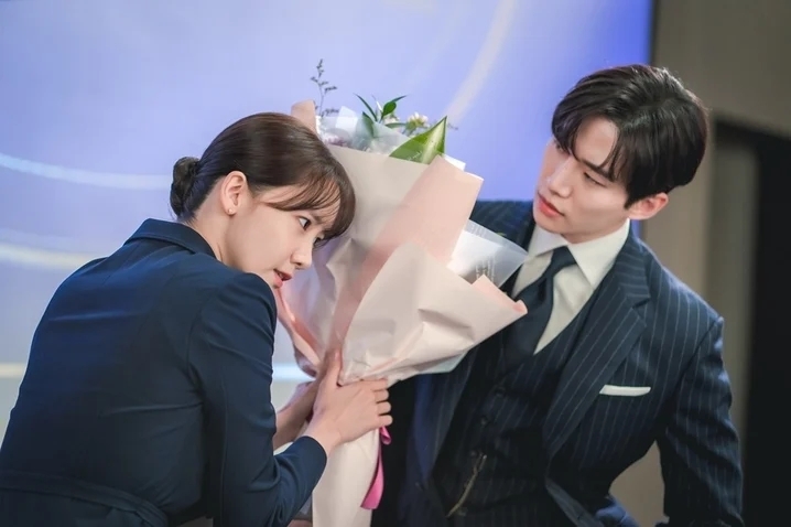 官方釋出男女主角的情侶劇照