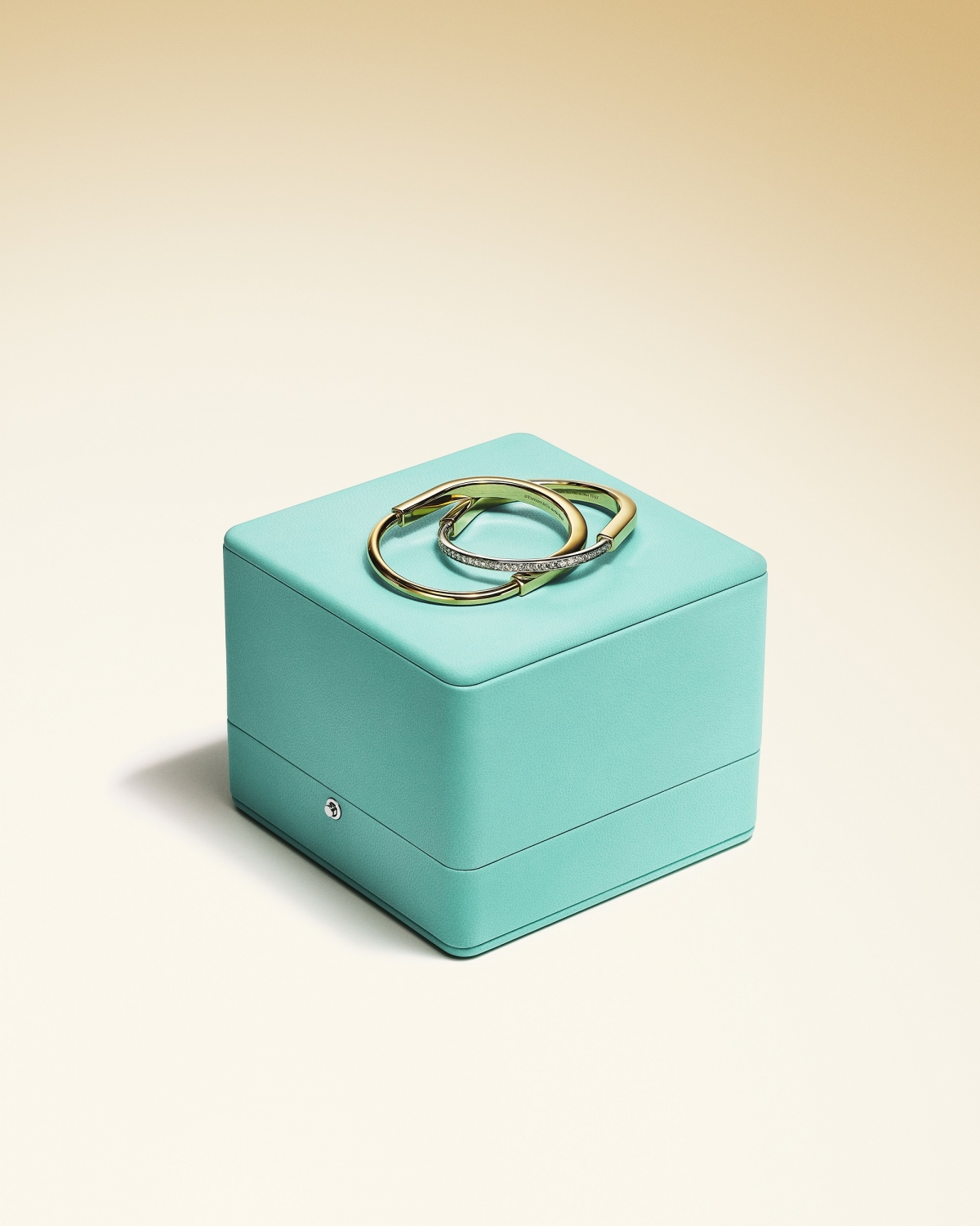 Tiffany Lock 18金與白金鑲鑽手鐲 NT$446,000, 18K金手鐲 NT$220,000