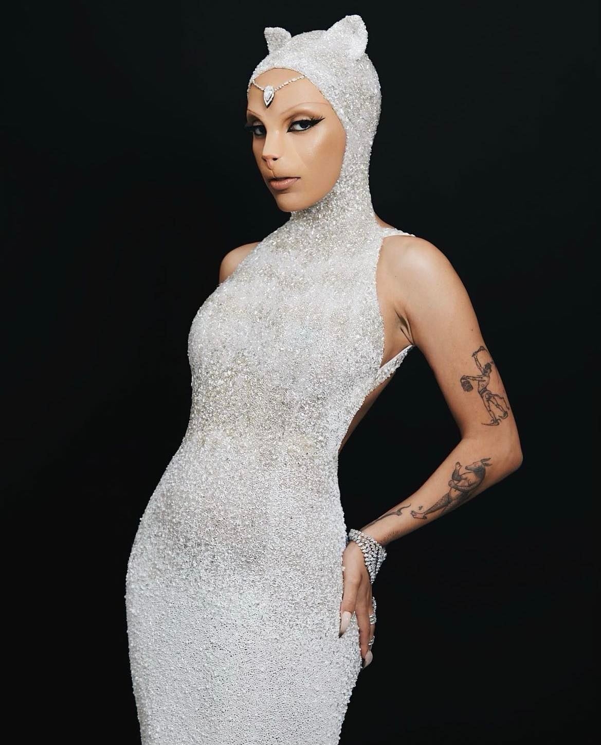 Doja Cat 變成了老佛爺愛貓 Choupette！為了表現出貓咪的真實感，還搭配貓咪的面部輪廓以及修出爪子般的指甲。