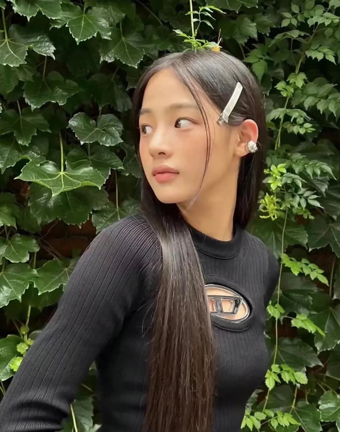 New Jeans Minji 身穿 Diesel 上衣。