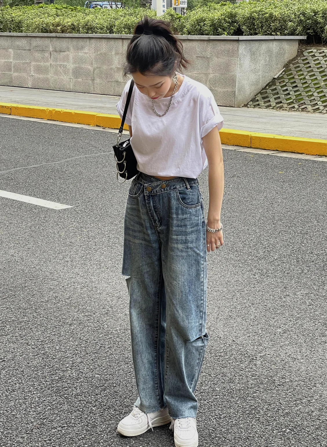 網友參加婚禮穿牛仔褲＋白T被趕出場