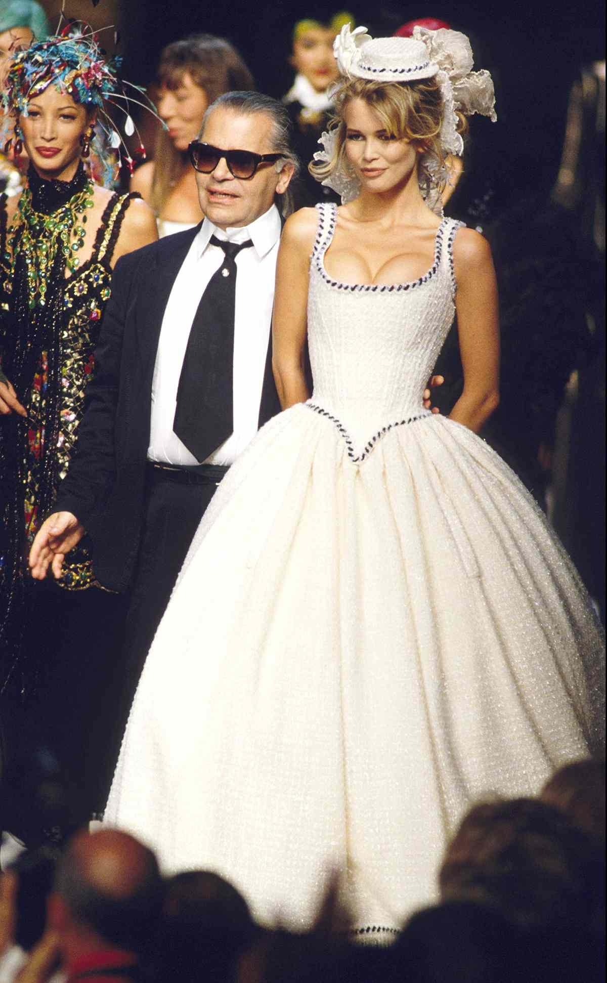  Chanel 1992 秋冬高訂系列，也是當年 Karl Lagerfeld 經典繆斯 Claudia Schiffer 穿上身的婚禮造型。