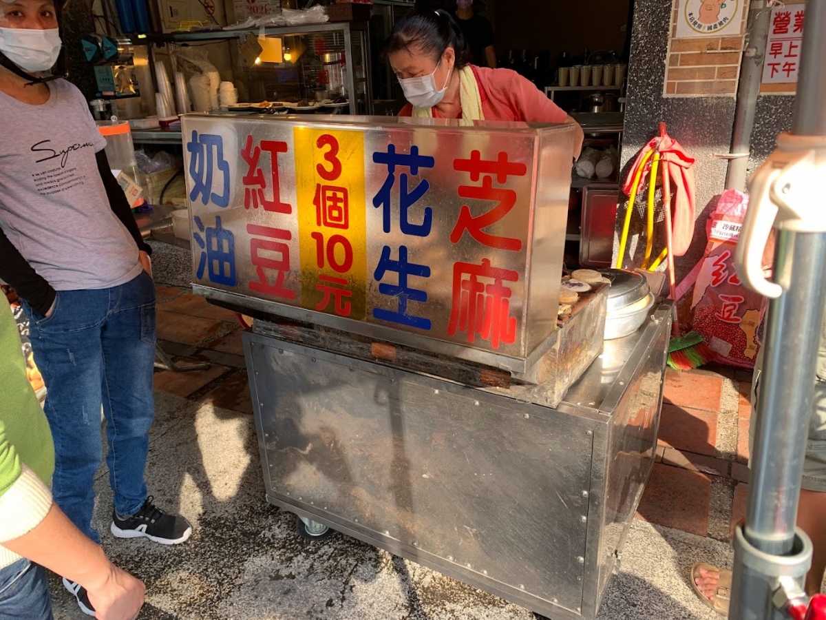 高雄市橋頭老街黃昏市場裡有一家「古早味紅豆餅攤」