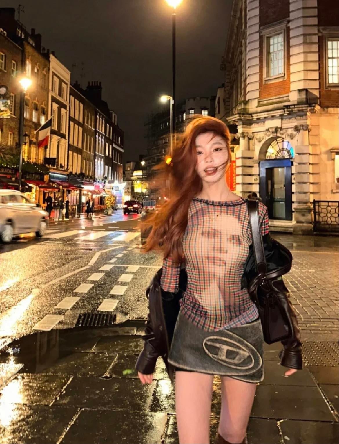 易夢玲身穿 Diesel 復古迷你短裙。