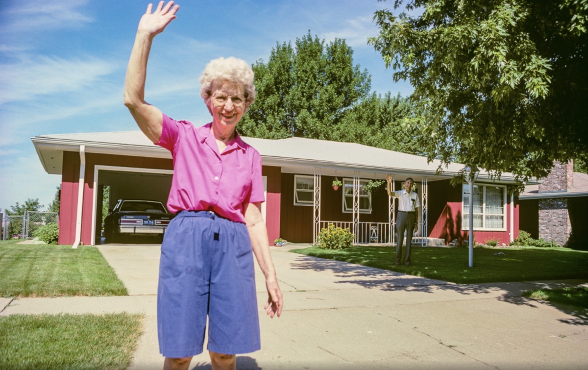 Deanna Dikeman第一次偷拍父母揮手的模樣(1991年7月)