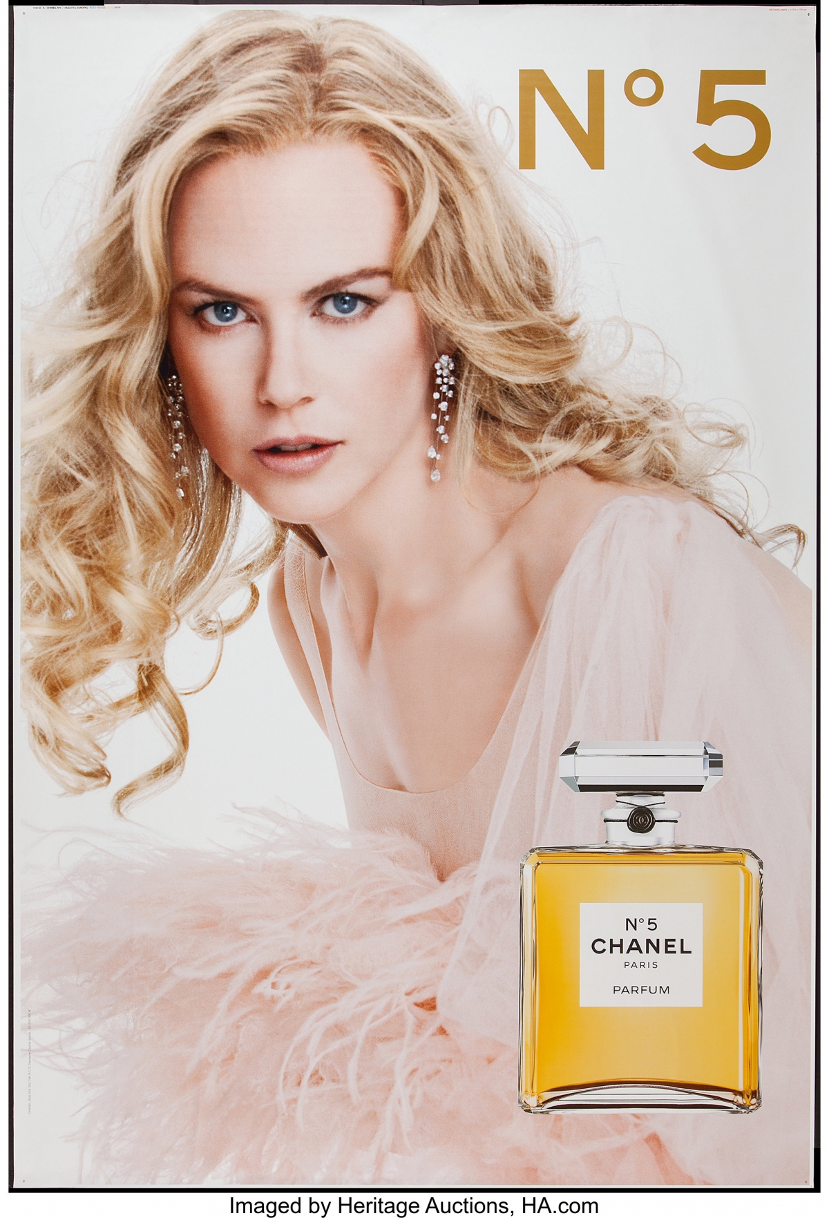 妮可基嫚 2004 年 Chanel No.5 時尚電影廣告中的粉紅色羽毛Chanel 禮服。